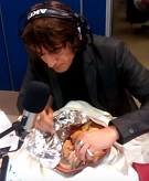 Cruciani mangia coniglio in diretta